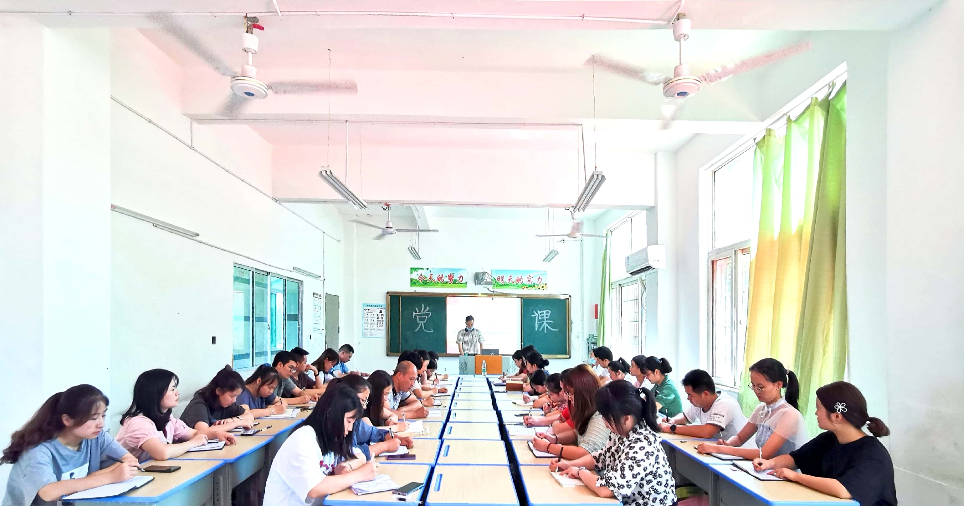 衡陽市蒸湘區(qū)仁愛實(shí)驗(yàn)中學(xué)|衡陽全日制|全寄宿|全封閉|半月假制初級(jí)中學(xué)